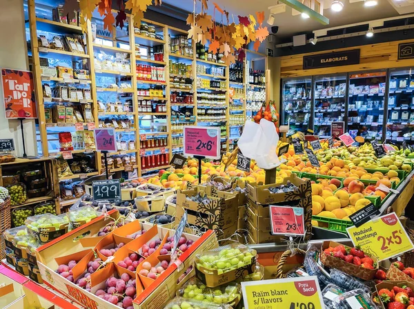 España Barcelona Septiembre 2021 Tienda Comestibles Con Una Gran Sección —  Fotos de Stock