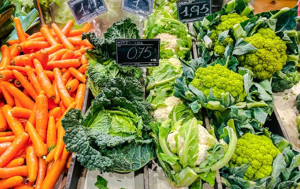 バルセロナ スペインの新鮮な緑と野菜の様々なラ ボケリア市場 春の健康的なビーガン料理の食材 健康食のコンセプト — ストック写真