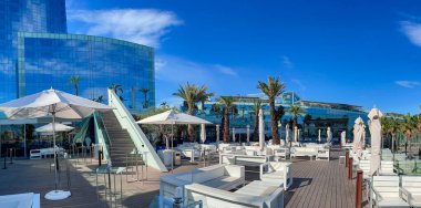 İspanya, BARCELONA, SEPTEMBER, 2021 - Barcelona, İspanya 'da W Hotel veya Hotel Vela bölgesinde yüzme havuzu olan dinlenme alanı