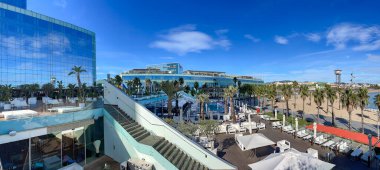 İspanya, BARCELONA, SEPTEMBER, 2021 - Barcelona, İspanya 'da W Hotel veya Hotel Vela bölgesinde yüzme havuzu olan dinlenme alanı