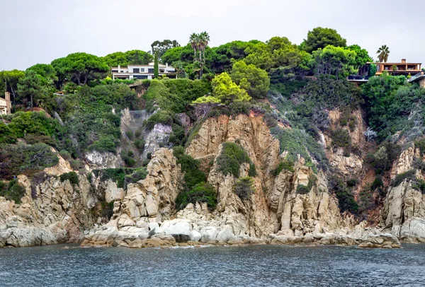 Rochas Selvagens Bonitas Com Árvores Coníferas Costa Mediterrânea Tossa Mar — Fotografia de Stock