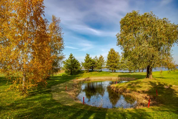 Panorama Der Sonnigen Herbstlandschaft Mit Schöner Wiese Und Kleinem Teich — Stockfoto