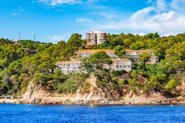 Tossa de Mar 'da Akdeniz kıyısında kozalaklı güzel kayalar popüler Costa Brava, Katalonya, İspanya' da bulunur. Sahildeki inanılmaz kayalık deniz manzarası.