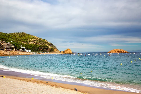 Tossa Mar Akdeniz Kıyısında Kayaları Olan Güzel Badia Körfezi Popüler — Stok fotoğraf