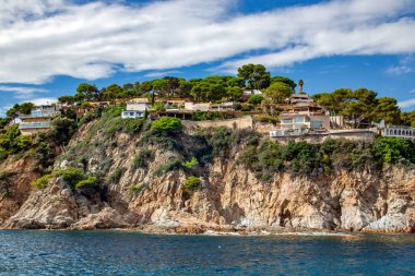 Tossa de Mar 'da Akdeniz kıyısında kozalaklı güzel kayalar popüler Costa Brava, Katalonya, İspanya' da bulunur. Sahildeki inanılmaz kayalık deniz manzarası.