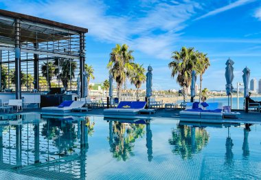 İspanya, BARCELONA, SEPTEMBER, 2021 - Barcelona, İspanya 'da W Hotel veya Hotel Vela bölgesinde yüzme havuzu olan dinlenme alanı