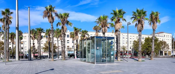 西班牙 加泰罗尼亚 巴塞罗那 2021年9月 西班牙巴塞罗那地中海沿岸有棕榈树长廊的全景 — 图库照片