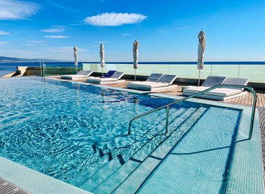 İspanya 'nın Barselona kentinde Akdeniz kıyısında yüzme havuzu olan dinlenme alanı