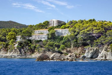 Tossa de Mar 'da Akdeniz kıyısında kozalaklı güzel kayalar popüler Costa Brava, Katalonya, İspanya' da bulunur. Sahildeki inanılmaz kayalık deniz manzarası.