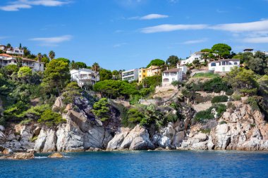 Tossa de Mar 'da Akdeniz kıyısında kozalaklı güzel kayalar popüler Costa Brava, Katalonya, İspanya' da bulunur. Sahildeki inanılmaz kayalık deniz manzarası.