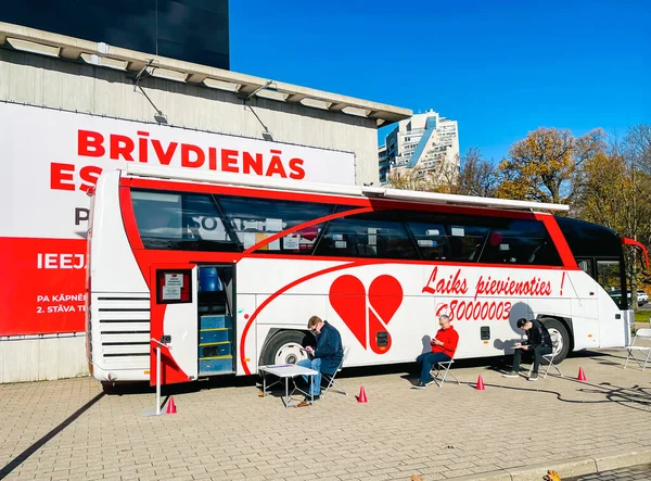 Łotwa Ryga Październik 2021 Autobus Zbierania Krwi Stoi Pobliżu Centrum — Zdjęcie stockowe