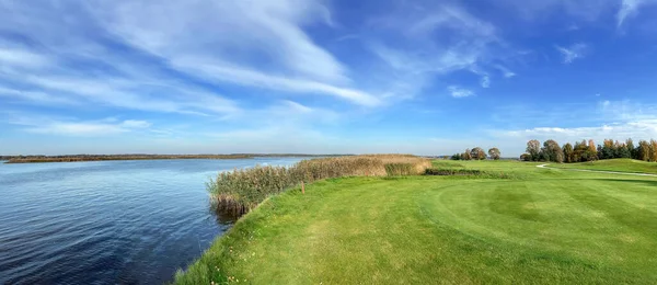 Panorama Över Soligt Höstlandskap Med Vacker Äng Vid Kisezers Sjö — Stockfoto