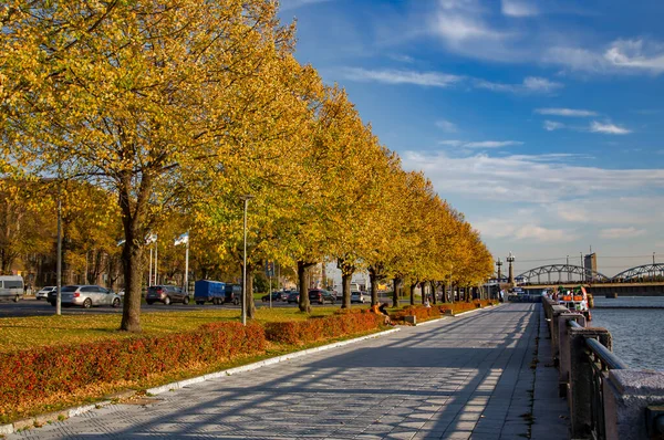 Lettland Riga Oktober 2021 Stadspromenaden Nära Floden Daugava Centrala Riga — Stockfoto