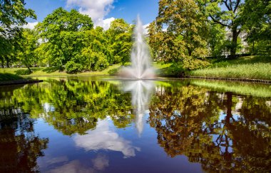 Riga, Letonya 'nın başkenti Riga' da yaz günü Bastion Park 'ta fıskiyeli güzel Riga Kanalı' nın manzarası.