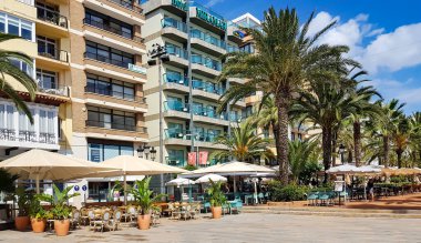 İspanya, Katalonya, Lloret de Mar, Eylül 2021 - Lloret de Mar, Costa Brava 'da modern oteller ve açık kafe ve restoran verandaları ile gezinti. Altın Sahil.