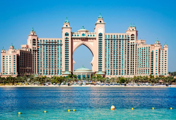 Uae ドバイ 2021年11月 ドバイのアラビア湾沿岸の人工島に位置する有名な世界クラスのアトランティスパームラグジュアリー5つ星ホテルをご覧ください — ストック写真