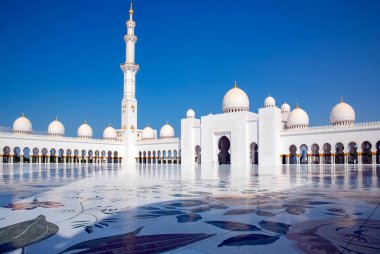 BAE, ABU DHABI, NOVEMBER, 2021: Birleşik Arap Emirlikleri 'nin başkenti Abu Dabi' deki Şeyh Zayed Büyük Camii. Ülkedeki en büyük camidir..