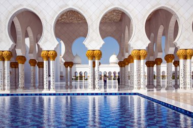 BAE, ABU DHABI, NOVEMBER, 2021: Birleşik Arap Emirlikleri 'nin başkenti Abu Dabi' deki Şeyh Zayed Büyük Camii. Ülkedeki en büyük camidir..