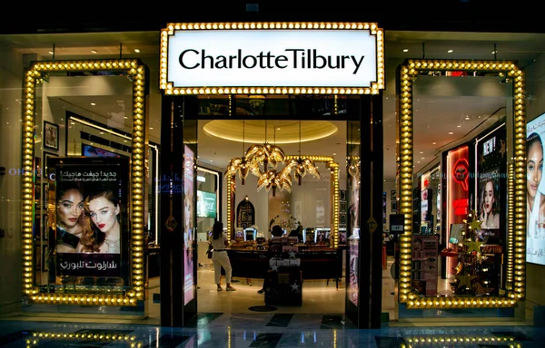 BAE, DUBAI, Kasım 2021 Dubai 'deki Charlotte Tilbury makyaj mağazası, dünyanın en büyük alışveriş merkezi..