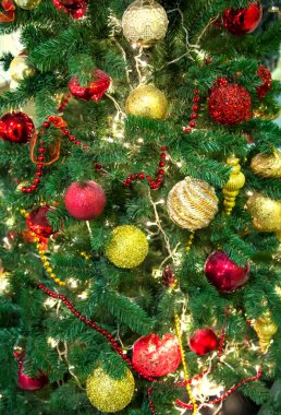 Noel ağacında noel topları ve boncuklar. Noel oyuncakları. Noel süsleri. Yeni yıl ve Noel tatili konsepti. Noel havası.