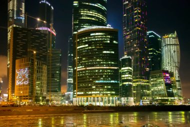 RUSSIA, MOSCOW, 30 ARALIK, 2014 - Moskova uluslararası iş merkezi Moskova akşam aydınlatma, Moskova Presnensky rıhtımı, Rusya