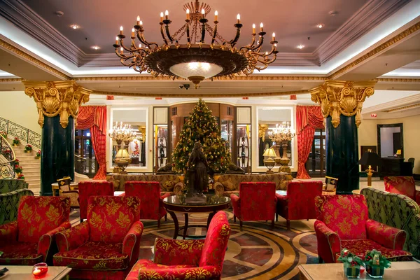 俄罗斯 莫斯科 2014年12月30日 Ritz Carlton酒店大堂内饰圣诞树 酒店始建于2007年 原址为Intourist酒店 — 图库照片