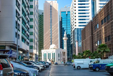 BAE, ABU DHABI, NOVEMBER, 2021 - Birleşik Arap Emirlikleri 'nin başkenti Abu Dabi' deki finans merkezindeki yüksek işletme gökdelenleri arasındaki cami.