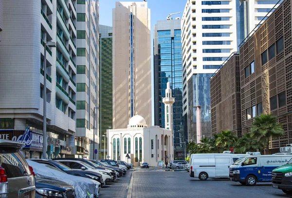 Vae Abu Dhabi November 2021 Moskee Tussen Hoge Zakelijke Wolkenkrabbers — Stockfoto
