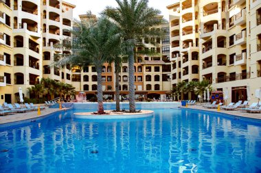 BAE, RAS AL KHAIMAH, NOVEMBER, 2021 - Marjan Adası Tatil Köyü 'nde açık yüzme havuzu ve Ras al Khaimah' daki Spa Oteli, Birleşik Arap Emirlikleri