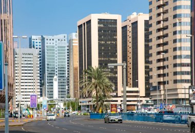 BAE, ABU DHABI, NOVEMBER, 2021 - Birleşik Arap Emirlikleri 'nin başkenti Abu Dabi' de şehir trafiği ile finans merkezindeki yüksek işletme gökdelenleri.