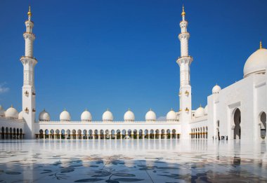 BAE, ABU DHABI, NOVEMBER, 2021: Birleşik Arap Emirlikleri 'nin başkenti Abu Dabi' deki Şeyh Zayed Büyük Camii. Ülkedeki en büyük camidir..
