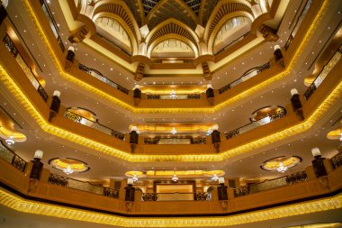 BAE, DUBAI, Kasım 2021: Birleşik Arap Emirlikleri 'nin başkenti Abu Dabi' de Emirlikler Sarayı 'nın lüks altın iç mekanı. Bu lüks otel, Arap ihtişamını sihirli ve unutulmaz bir deneyim yaratmak için en son teknolojiyle harmanlıyor..