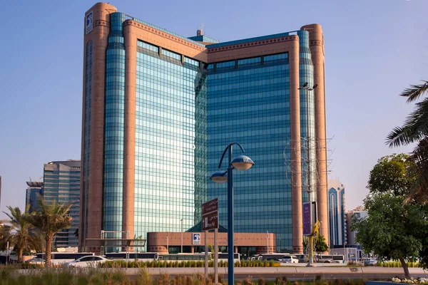 Vae Abu Dhabi November 2021 Hochhäuser Inmitten Eines Grünen Palmenparks — Stockfoto