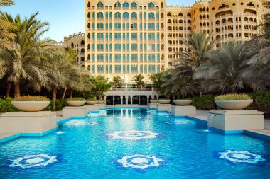 BAE, RAS AL KHAIMAH, Kasım 2021 - Waldorf Astoria 5 yıldızlı lüks otel yüzme havuzları ve Ras al Khaimah, Birleşik Arap Emirlikleri 'ndeki güzel bahçeleri