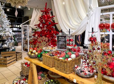 Letonya, Riga, Aralık 2021 - Riga, Letonya 'daki modern alışveriş merkezinde dekoratif bir Noel ağacı, çeşitli oyuncaklar ve hediyeler bulunan perakende odası