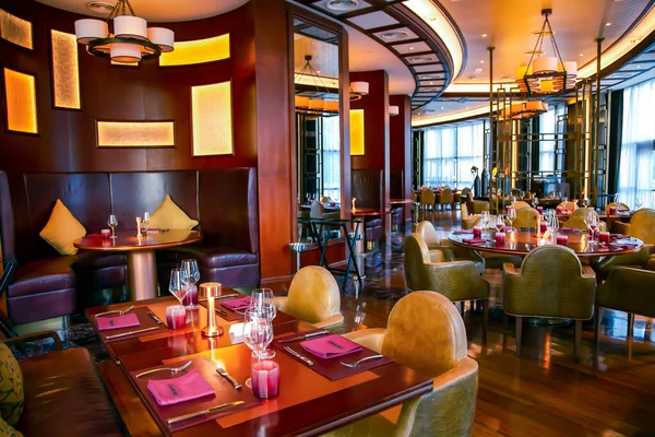 阿联酋 Ras Khaimah 2021年11月 阿拉伯联合酋长国哈伊马角的Waldorf Astoria五星级豪华酒店内部餐厅 — 图库照片