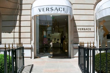 Fransa, Paris, Mayıs 2015 - Versace tasarımcı moda mağazası Avenue des Champs 'in ön girişi - Paris, Fransa