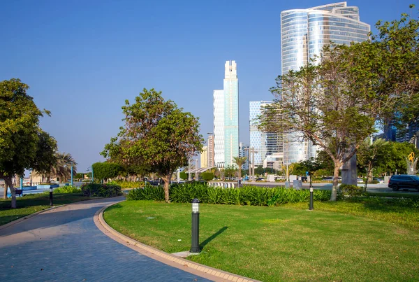 Rascacielos Rodeados Por Verde Parque Palmeras Paseo Marítimo Corniche Abu — Foto de Stock