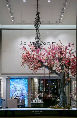Fransa, Paris, Mayıs 2015 - Galeries Lafayette 'deki Jo Malone mağazası, 1912' den beri en ünlü Fransız mağazası..