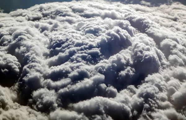 Flygfoto Från Flygplansfönstret Hög Höjd Tät Puffy Cumulus Moln Bildas — Stockfoto