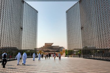 BAE, DUBAI, Kasım 2021: Dubai 'deki Mobilite Bölgesi Fuarı 2020' nin girişinde ilginç metal inşaatı