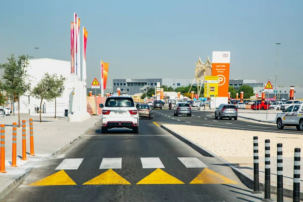 2021年11月 阿联酋 Dubai 在阿联酋迪拜2020世博会入口处有汽车行驶的现代多车道公路 — 图库照片