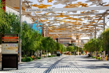BAE, DUBAI, Kasım 2021: Opportunity District, Dubai, BAE 'de kuşların oluşturduğu güneş gölgesi çatısı şeklindeki yürüyüş yolu