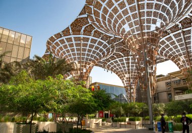 BAE, DUBAI, Kasım 2021: Dünya Fuarı 2020 Dubai, BAE 'de yapay modern ağaç yapıları ile Mobilite Bölgesi