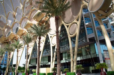 BAE, DUBAI, NOVEMBER, 2021: Al Wasl Plaza 'nın sembolik kubbesinin içinde 2020 Dubai Fuarı' nda konser ve performans veriliyor. BAE