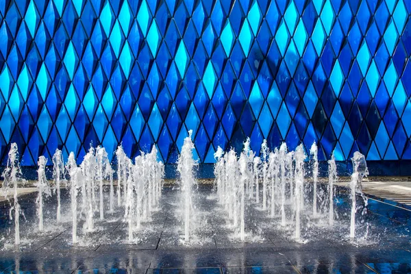 Una Fontana Getti Bassi Pannello Blu Brillante Sullo Sfondo Situato — Foto Stock