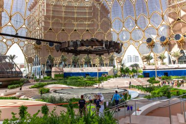 BAE, DUBAI, NOVEMBER, 2021: Al Wasl Plaza 'nın sembolik kubbesinin içinde 2020 Dubai Fuarı' nda konser ve performans veriliyor. BAE