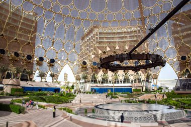 BAE, DUBAI, NOVEMBER, 2021: Al Wasl Plaza 'nın sembolik kubbesinin içinde 2020 Dubai Fuarı' nda konser ve performans veriliyor. BAE