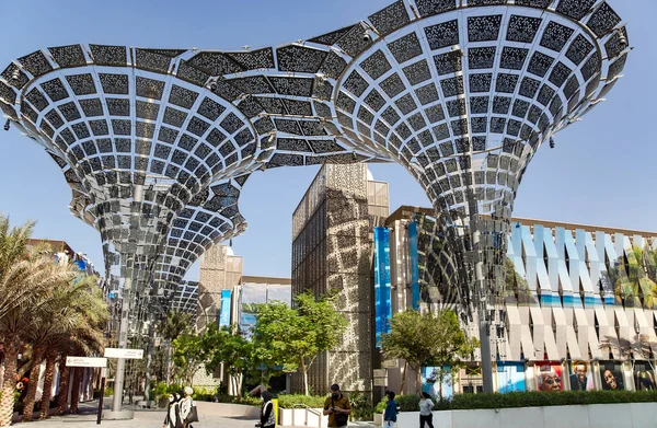 2021年11月 阿联酋 Dubai 在阿联酋迪拜举行的2020年世博会上设有人造现代树结构的活动区 — 图库照片