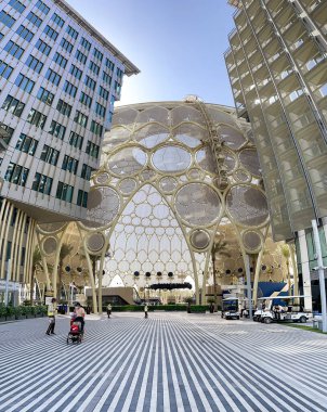 BAE, DUBAI, NOVEMBER, 2021: Dünya ExPO 2020 sergisindeki fütürist pavyonlar - Al Wasl Plaza 'nın 2020 Dubai Fuarı' ndaki ikonik kubbe yapısı. BAE
